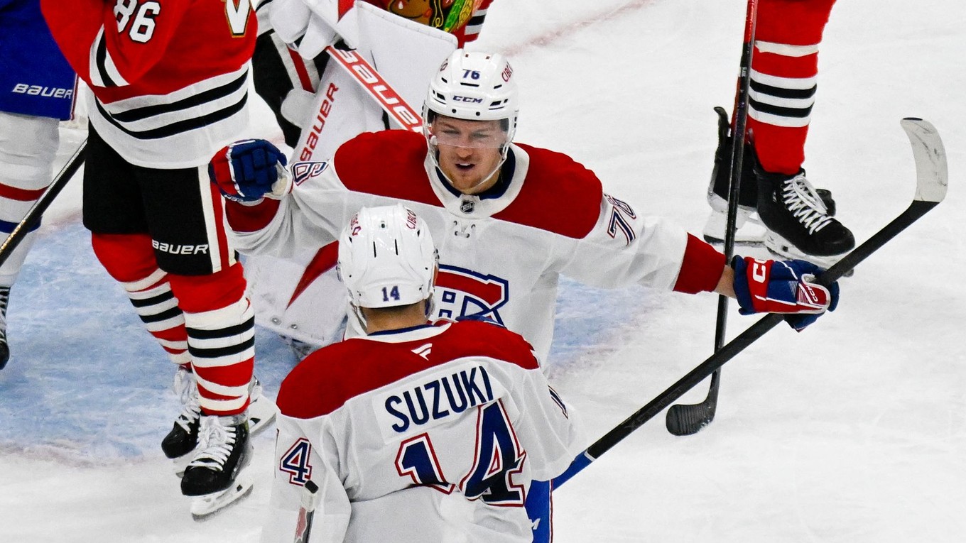 Zack Bolduc (76) oslavuje gól s kapitánom Montrealu Nickom Suzukim. 