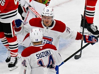 Zack Bolduc (76) oslavuje gól s kapitánom Montrealu Nickom Suzukim. 