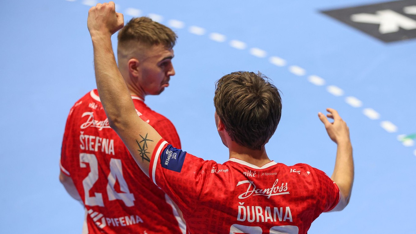 Hráči Považskej Bystrice sa radujú z gólu.