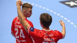 Hráči Považskej Bystrice sa radujú z gólu.