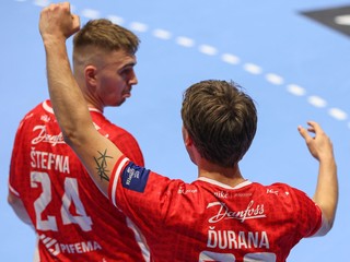 Hráči Považskej Bystrice sa radujú z gólu.