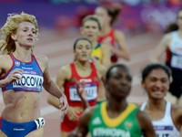 Lucia Klocová (vľavo) v behu na 1500 metrov na olympijských hrách v Londýne.