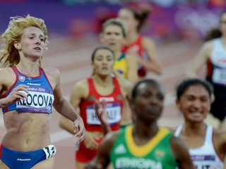 Lucia Klocová (vľavo) v behu na 1500 metrov na olympijských hrách v Londýne.