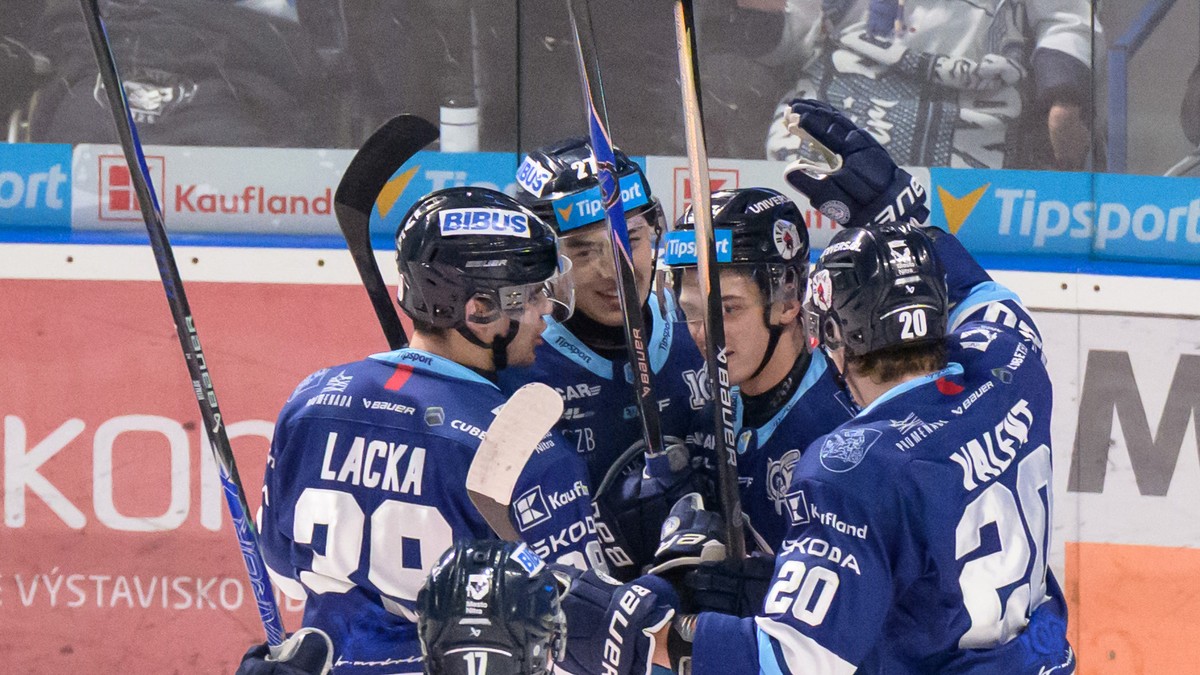 Radosť hráčov Nitry po góle v zápase hokejovej Tipsport ligy.