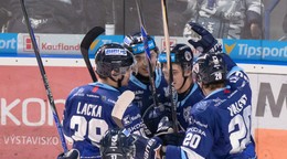 Radosť hráčov Nitry po góle v zápase hokejovej Tipsport ligy.