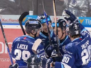 Radosť hráčov Nitry po góle v zápase hokejovej Tipsport ligy.
