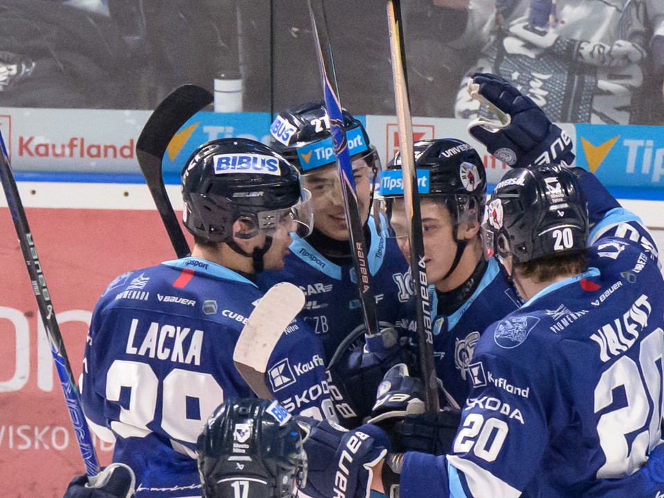 Radosť hráčov Nitry po góle v zápase hokejovej Tipsport ligy.