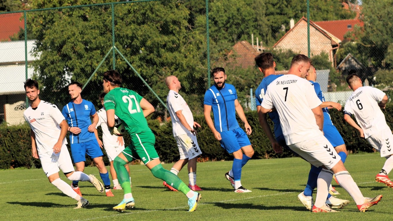 Zo zápasu Nevidzany – Volkovce (0:3) hostia v modrom Marián Švec (zľava), brankár Juraj Švec a Michal Kováč.