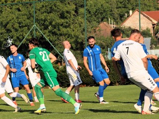 Zo zápasu Nevidzany – Volkovce (0:3) hostia v modrom Marián Švec (zľava), brankár Juraj Švec a Michal Kováč.