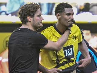 Sklamaný Sébastien Haller v drese Borussie Dortmund po zápase s 1. FSV Mainz 05.