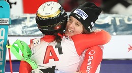 Švajčiarky Camille Rastová (tvárou) a Wendy Holdenerová v objatí po slalome vo Flachau 2025.