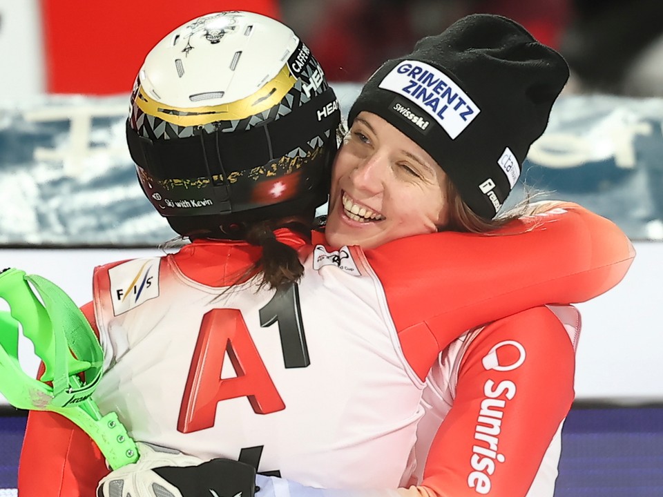 Švajčiarky Camille Rastová (tvárou) a Wendy Holdenerová v objatí po slalome vo Flachau 2025.