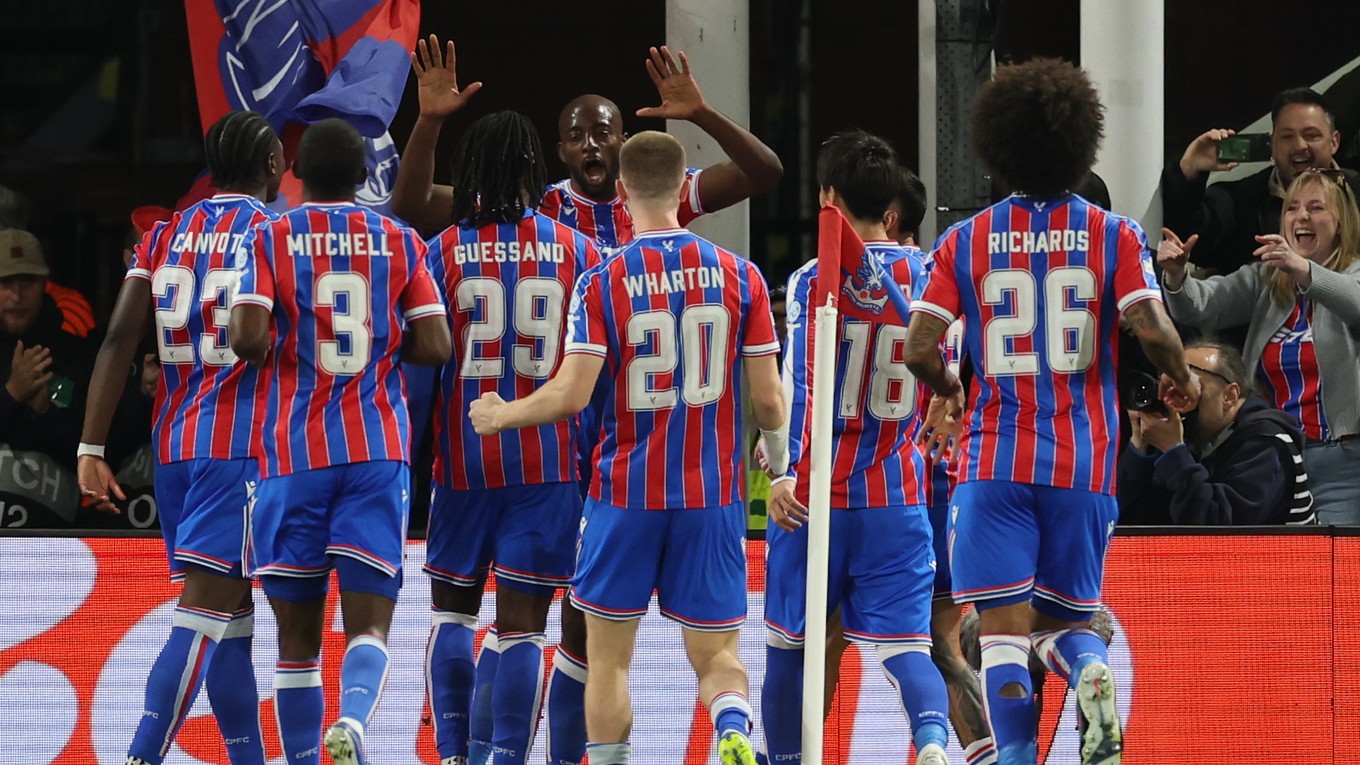 Crystal Palace oslavuje gól. 