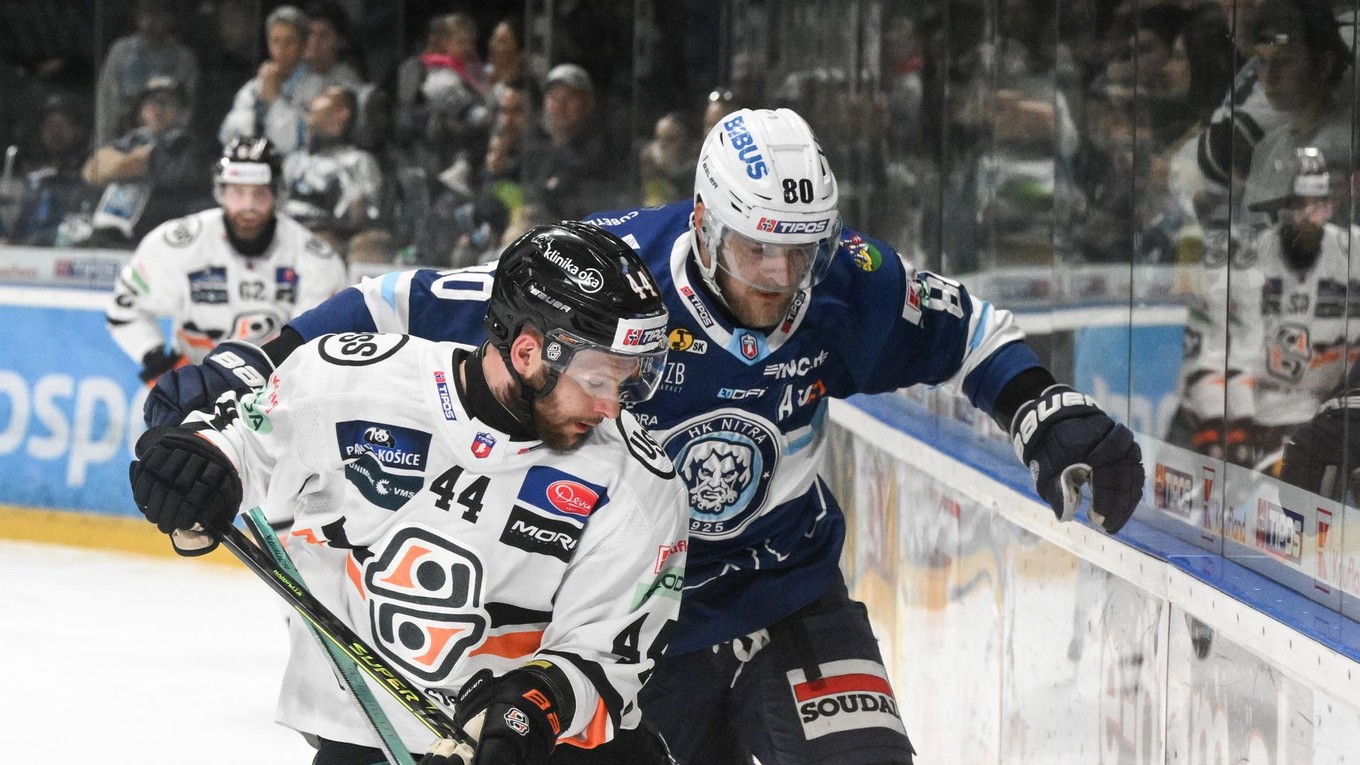 Zľava Mislav Rosandič (Košice) a Tomáš Hrnka (Nitra) v šiestom zápase finále play-off Tipos extraligy medzi HK Nitra - HC Košice.