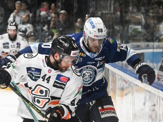 Zľava Mislav Rosandič (Košice) a Tomáš Hrnka (Nitra) v šiestom zápase finále play-off Tipos extraligy medzi HK Nitra - HC Košice.