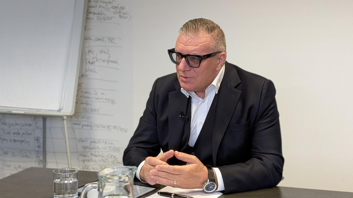 Výplaty meškali aj Calzonovi, tvrdí Kováčik. Huliak sa vraj mstí aj preto, že ho vypískali