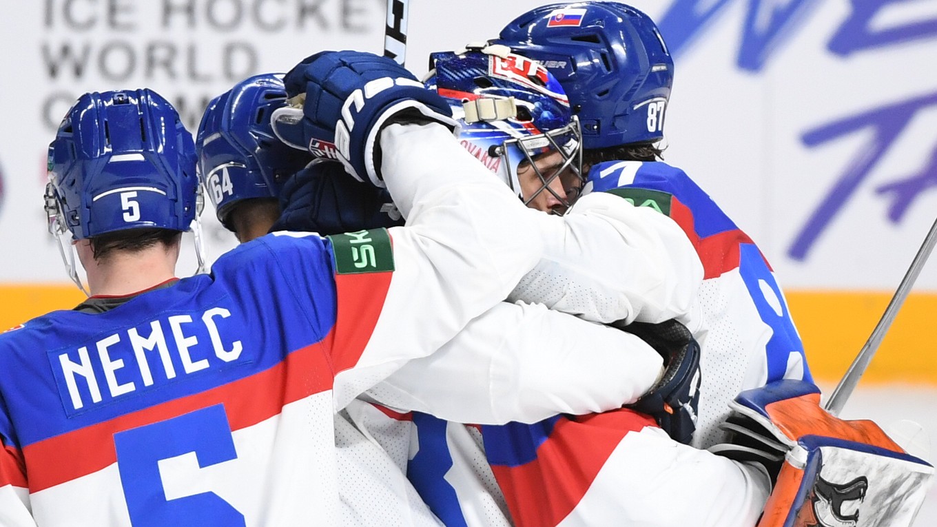 Hráči Slovenska sa tešia z víťazstva 1:0 nad Slovinskom na MS v hokeji 2023.