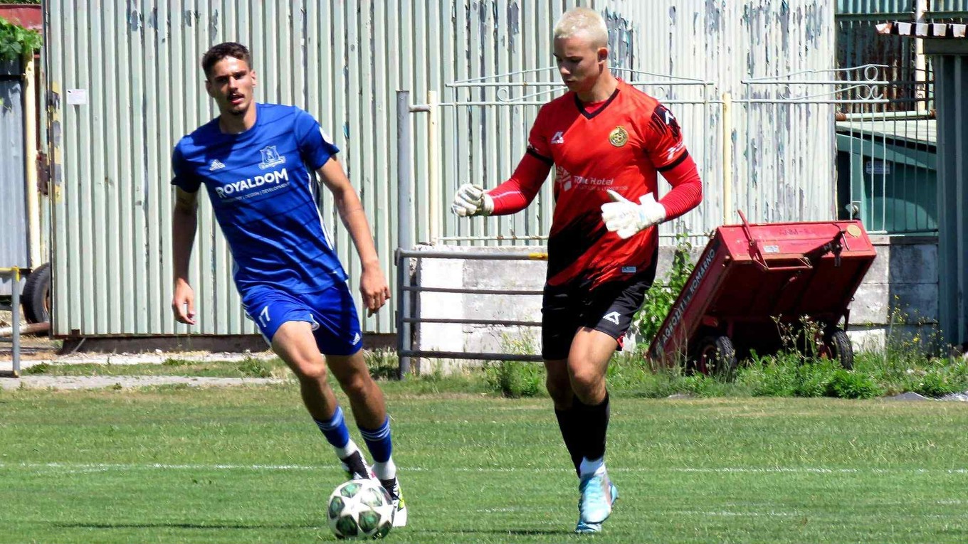 Vpravo brankár Alex Michal Čulák.