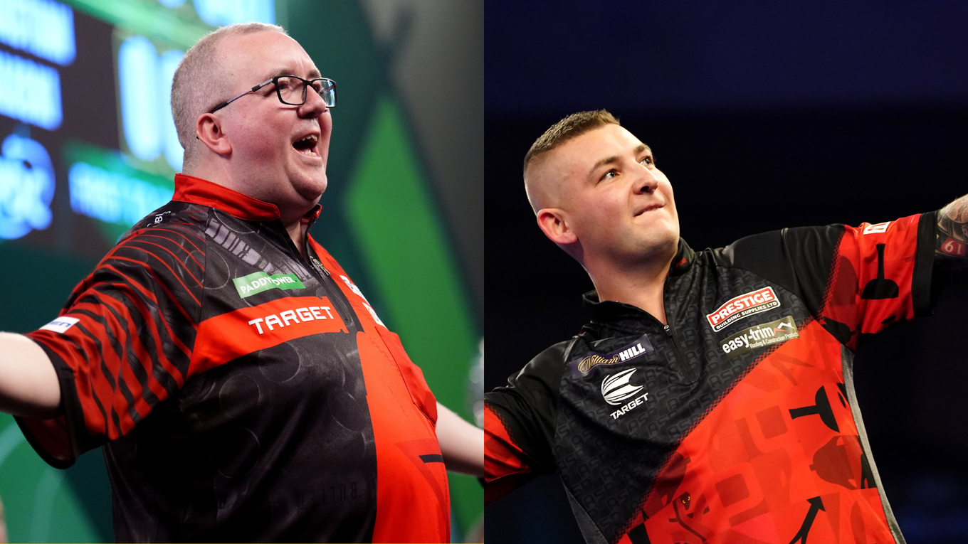 Stephen Bunting a Nathan Aspinall spievajú s fanúšikmi svoje walk-on piesne.