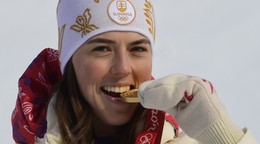 Petra Vlhová so zlatou medailou na ZOH 2022 v Pekingu.