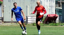 Vpravo brankár Alex Michal Čulák.