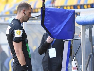 Michal Očenáš skúma videozáznam.