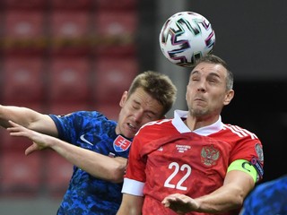 Arťom Dzjuba (v strede) v zápase Slovensko - Rusko.