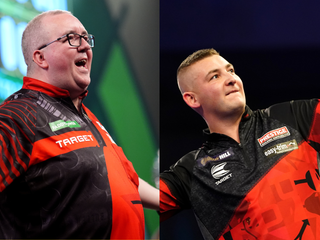 Stephen Bunting a Nathan Aspinall spievajú s fanúšikmi svoje walk-on piesne. 