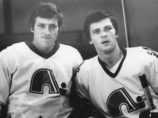 Anton a Peter Šťastní. Po príchode do zámoria odohrali za Nordiques skvelú premiérovú sezónu, Peter dostal Calder Trophy pre najlepšieho nováčika.