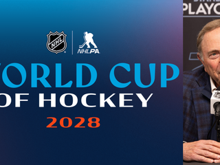 Komisár NHL Gary Bettman a logo Svetového pohára 2028.