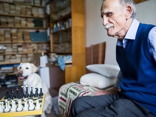 Nevidiaci Ivan Novák je bývalý majster Slovenska v klasickom aj bleskovom šachu - medzi vidiacimi.
