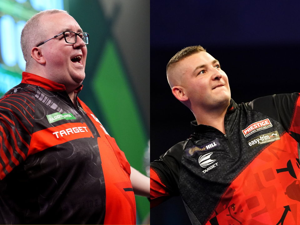 Stephen Bunting a Nathan Aspinall spievajú s fanúšikmi svoje walk-on piesne. 