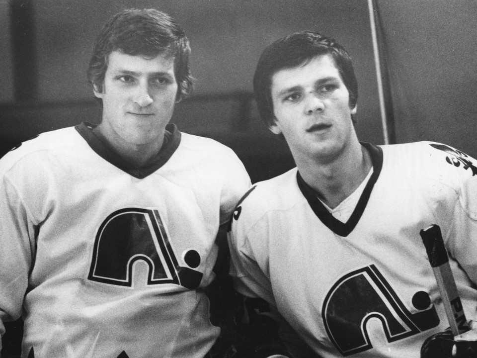 Anton a Peter Šťastní. Po príchode do zámoria odohrali za Nordiques skvelú premiérovú sezónu, Peter dostal Calder Trophy pre najlepšieho nováčika.