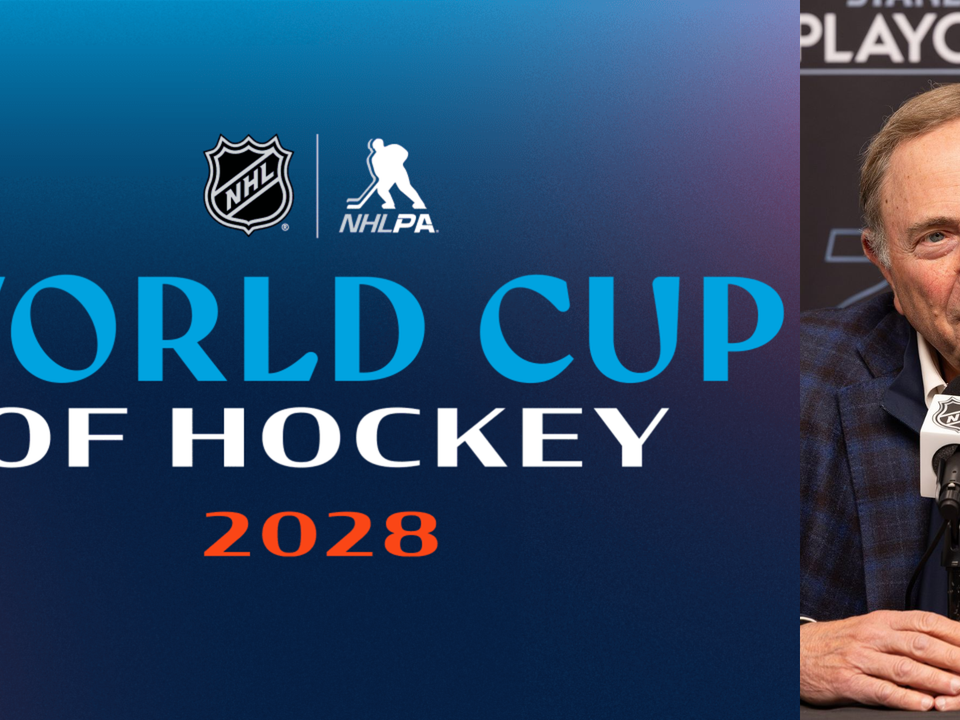 Komisár NHL Gary Bettman a logo Svetového pohára 2028.
