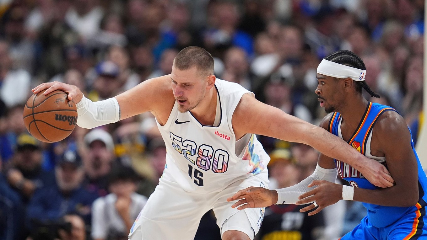 Nikola Jokič (vľavo) a Shai Gilgeous-Alexander v zápase NBA Denver Nuggets - Oklahoma City Thunder.
