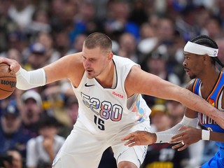 Nikola Jokič (vľavo) a Shai Gilgeous-Alexander v zápase NBA Denver Nuggets - Oklahoma City Thunder.