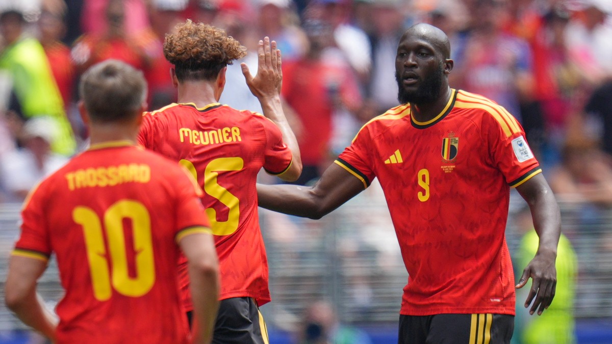 Romelu Lukaku oslavuje so spoluhráčmi po tom, čo strelil prvý gól svojho tímu.