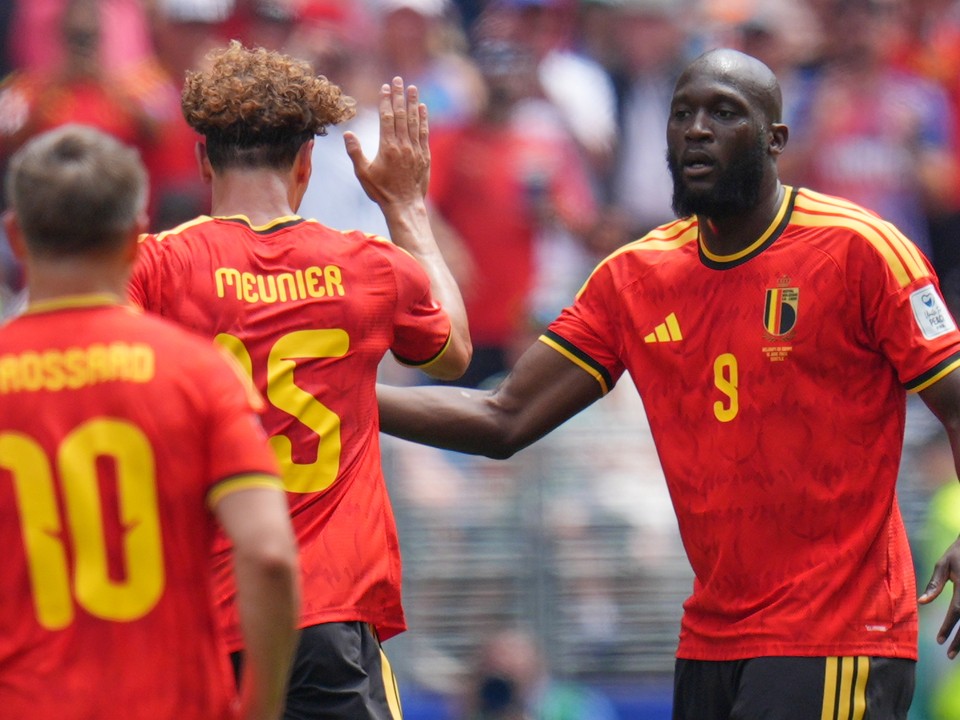 Romelu Lukaku oslavuje so spoluhráčmi po tom, čo strelil prvý gól svojho tímu.