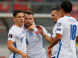 Albert Rusnák sa teší po strelenom góle v zápase Malta - Slovensko. Blahoželali mu Tomáš Suslov, Dávid Hancko a Dávid Strelec.