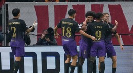 Futbalisti FC Barcelona oslavujú gól.