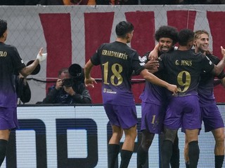 Futbalisti FC Barcelona oslavujú gól.
