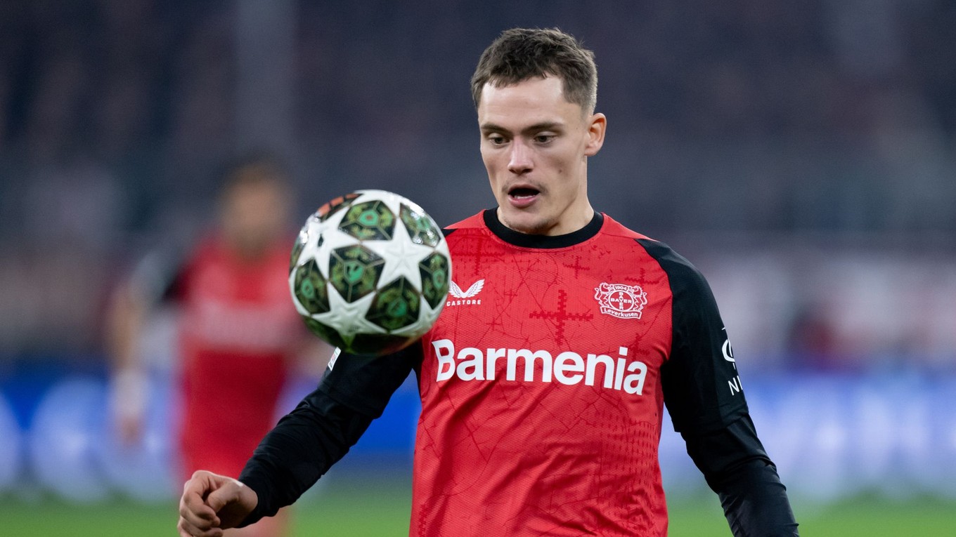 Archívna snímka Floriana Wirtza v drese Bayeru Leverkusen.