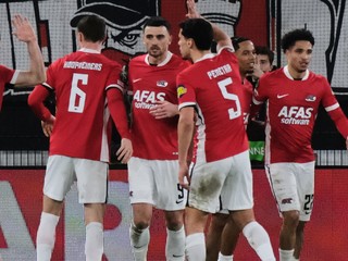 Hráči AZ Alkmaar oslavujú po góle.