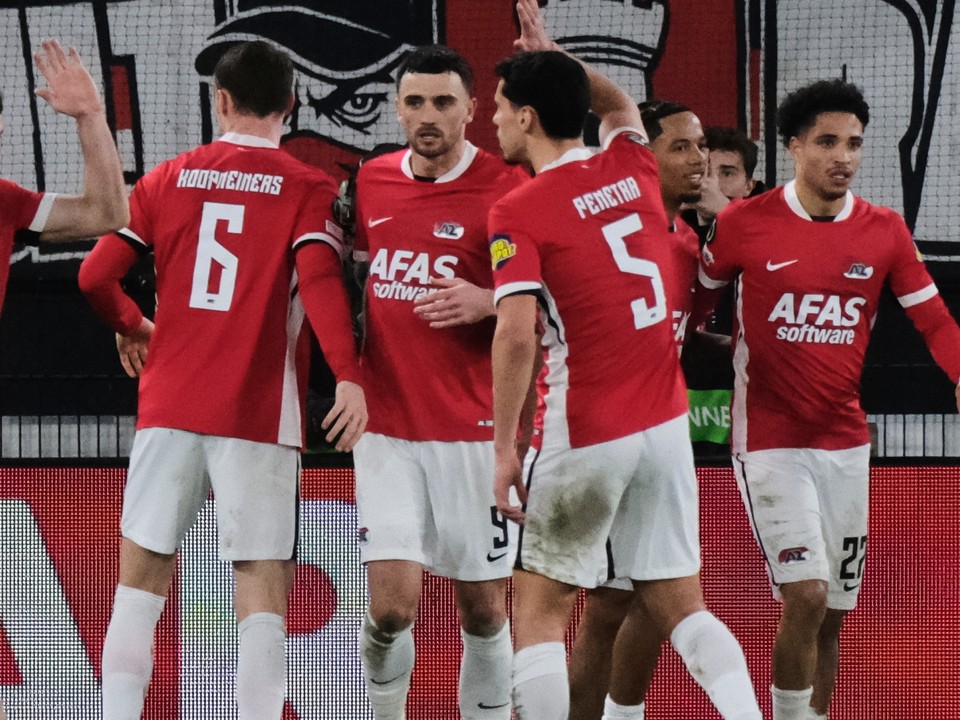 Hráči AZ Alkmaar oslavujú po góle.