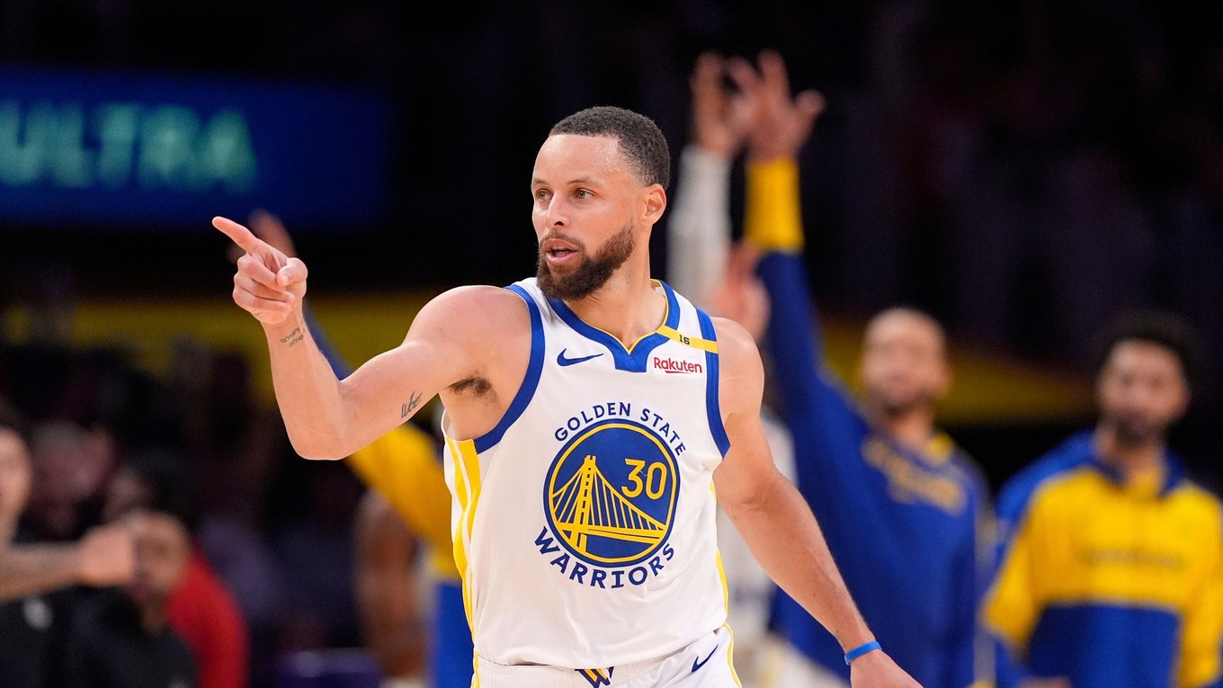 Golden State Warriors guard Stephen Curry left, gestures after scoring during the second half of an NBA basketball game against the Los Angeles Lakers, Thursday, April 3, 2025, in Los Angeles. (AP Photo/Mark J. Terrill)
