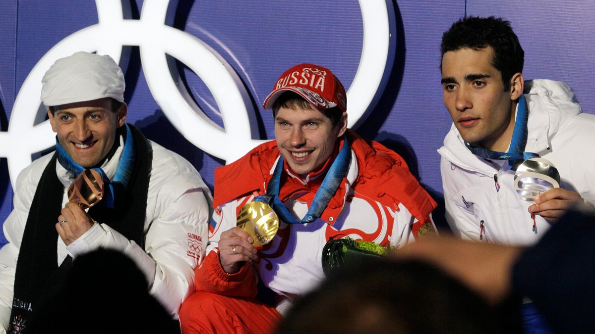 Zľava Pavol Hurajt, Jevgenij Usťugov a Martin Fourcade
