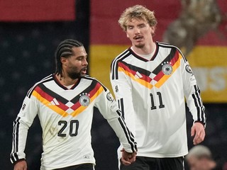 Serge Gnabry a Nick Woltemade.