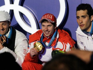 Zľava Pavol Hurajt, Jevgenij Usťugov a Martin Fourcade
