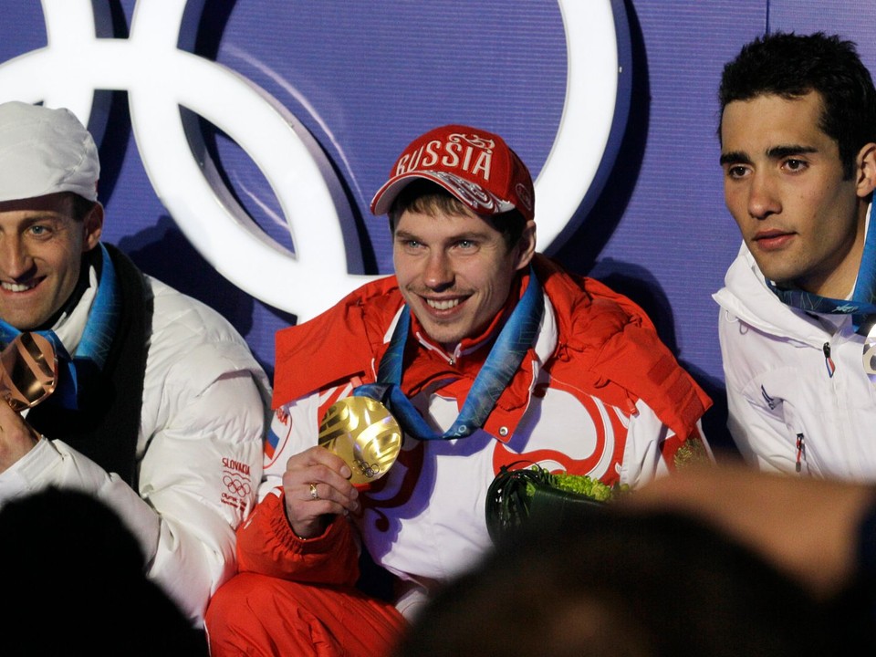 Zľava Pavol Hurajt, Jevgenij Usťugov a Martin Fourcade
