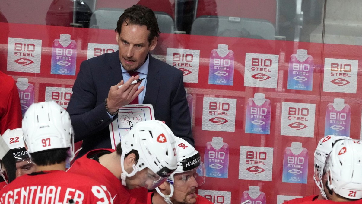 Tréner Patrick Fischer na striedačke Švajčiarska.